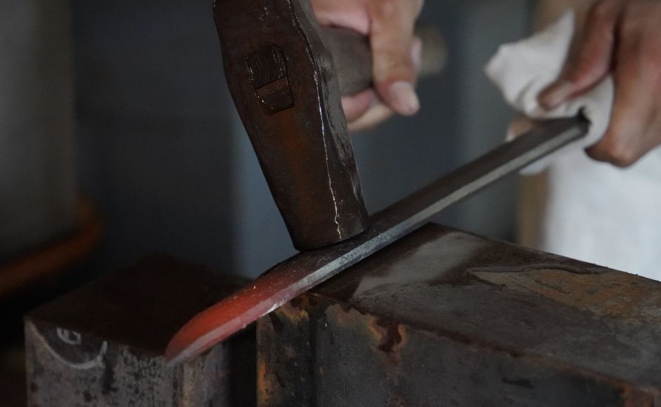  刀を鍛える画像
