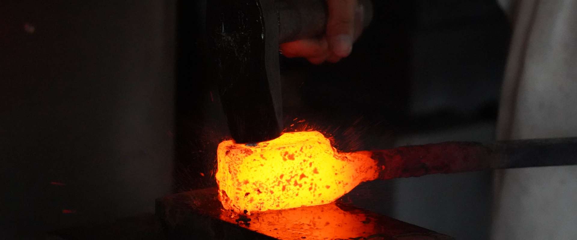 刀剣を打っている画像